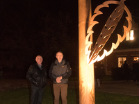Elwyn Moerenhout en Ward Eenens keuren het Kunstwerk